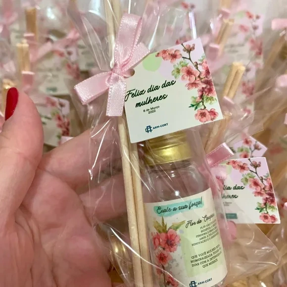 Brinde corporativo mini aromatizador dia das mulher com logo