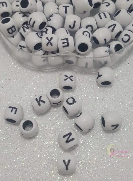 Miçanga Tererê Branca C/letra Preta-10mm -pct C/2 Alfabetos