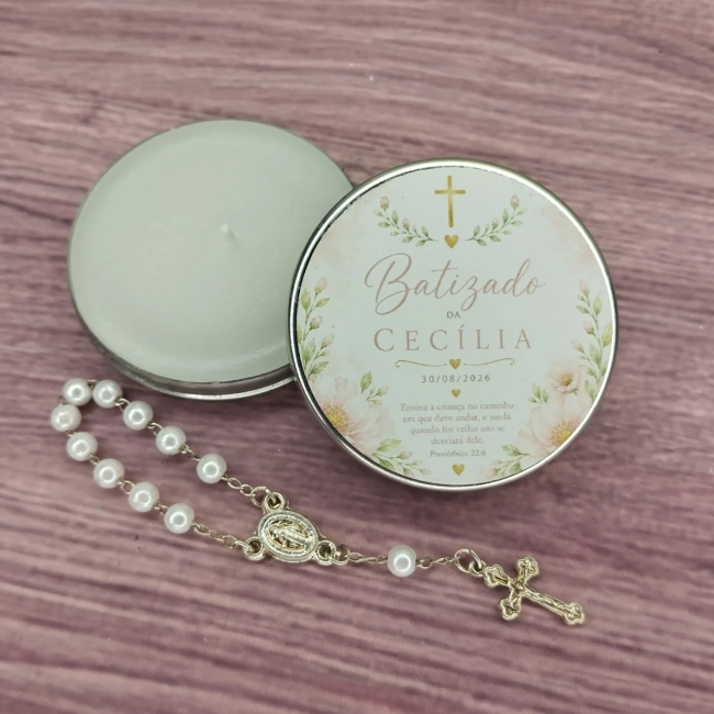 30 Unidades de Lembrancinha Batizado Vela Aromática na Latinha com Terço e Saco do Organza - Trabalhamos com qualquer tema - Informar o tema no chat