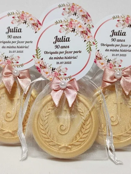 Lembrancinha 90 Anos: Sabonete Letra Inicial Personalizada