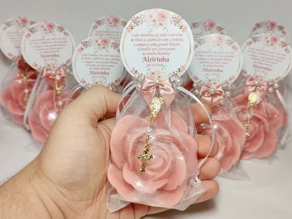 Lembrancinha 80 Anos: Sabonete Rosa Elegance com Mini Terço