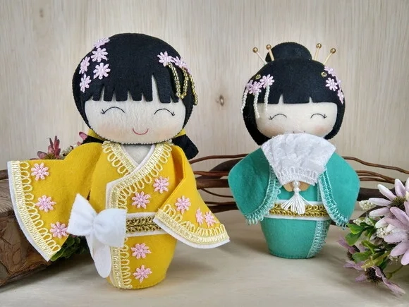 Boneca Kokeshi em feltro - 20 cm