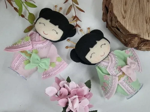 2 Boneca Kokeshi em Feltro 15 cm * Chamar Chat