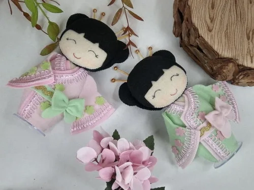 2 Boneca Kokeshi em Feltro 15 cm * Chamar Chat