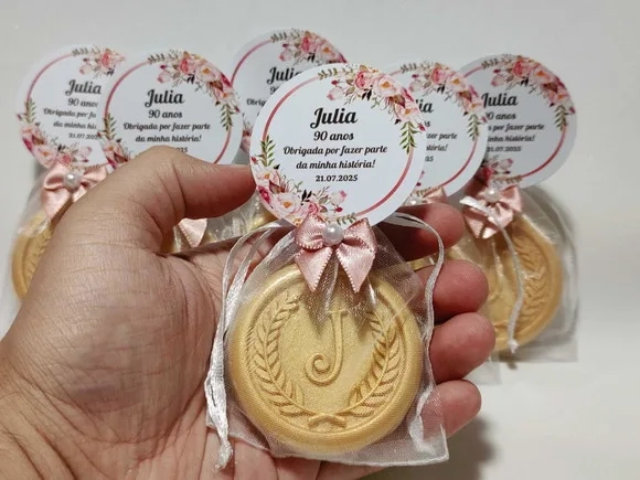 Lembrancinha 90 Anos: Sabonete Letra Inicial Personalizada