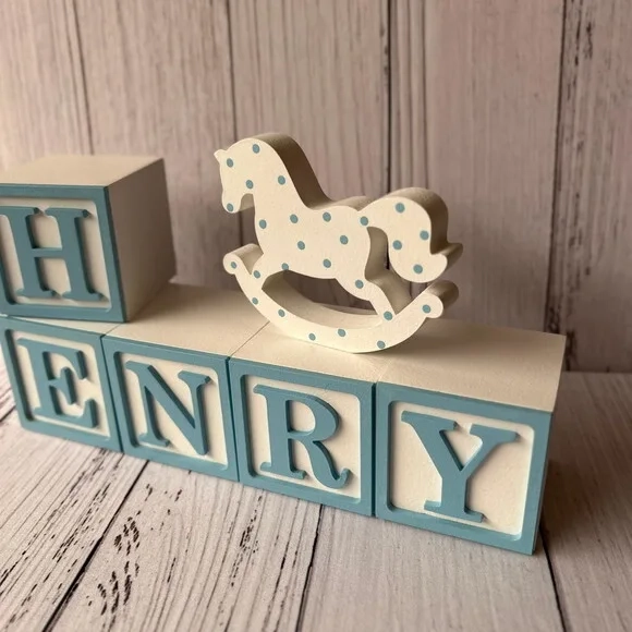 Decoração Bebê - Cubos 6x6cm + Cavalinho de Balaço
