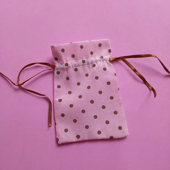 Saquinho Algodão Rosa Bolinha Marrom com Fita 7x11cm