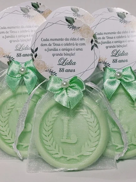 Lembrancinha 88 Anos: Sabonete Letra Inicial Personalizada