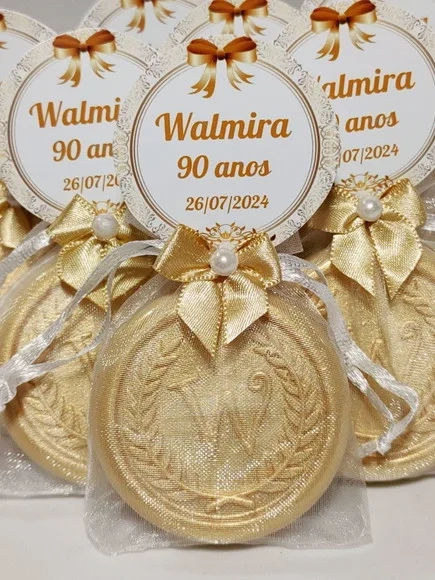 Lembrancinha 90 Anos: Sabonete Letra Inicial Personalizada