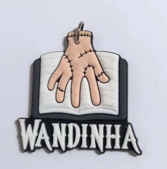 Pingente Wandinha e Mãozinha Emborrachado 6 Unidades