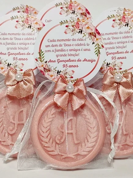 Lembrancinha 95 Anos: Sabonete Letra Inicial Personalizada