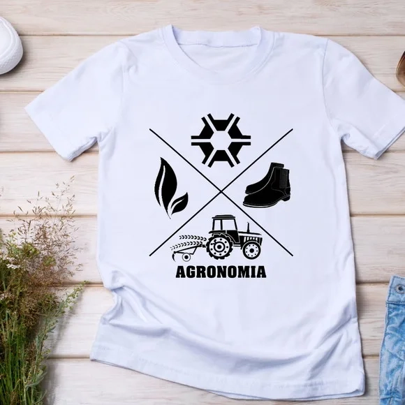 Camiseta Profissão Agronomia - Trator, Bota e Símbolos