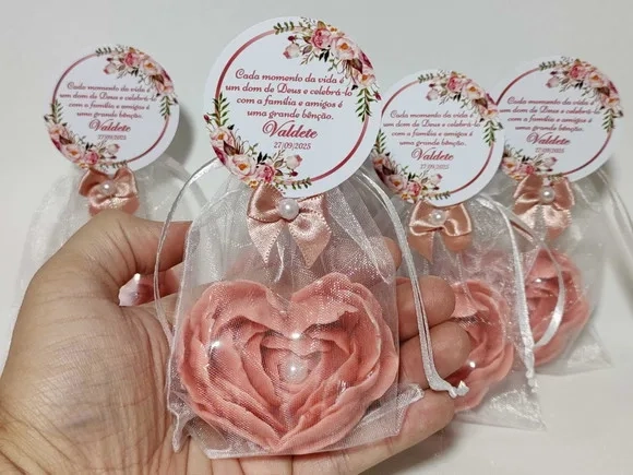 Lembrancinha de Aniversário 80 Anos: Sabonete Coração Flor