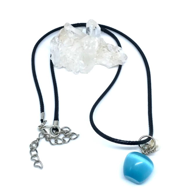 Cordão colar com pingente maçã de olho de gato azul e pérola