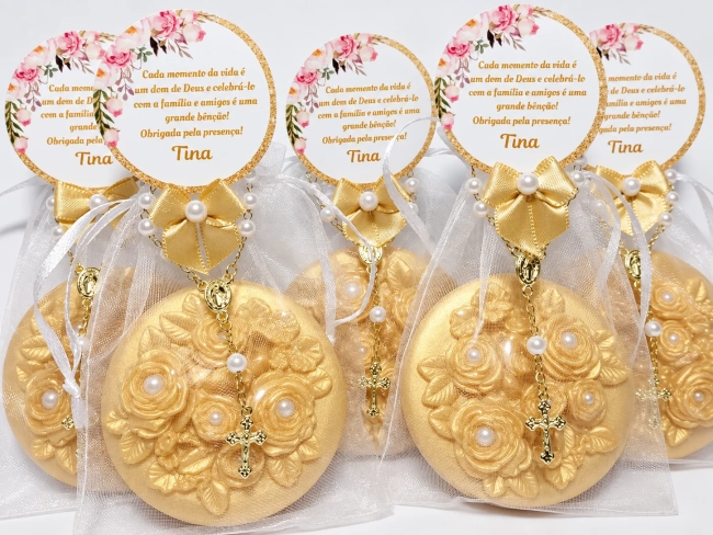 Lembrancinha 80 Anos Sabonete Maison Floral com Mini Terço