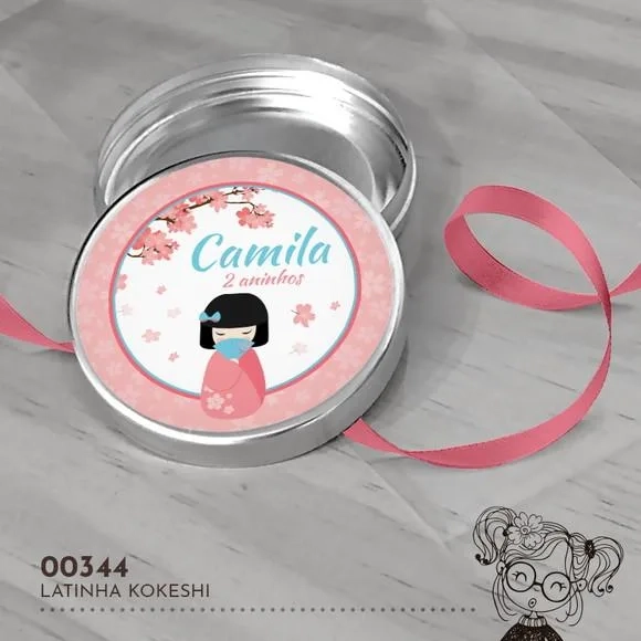Latinha Adesivada Kokeshi - 00344
