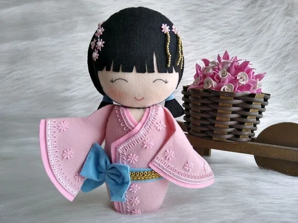 Boneca Kokeshi em feltro - 28 cm