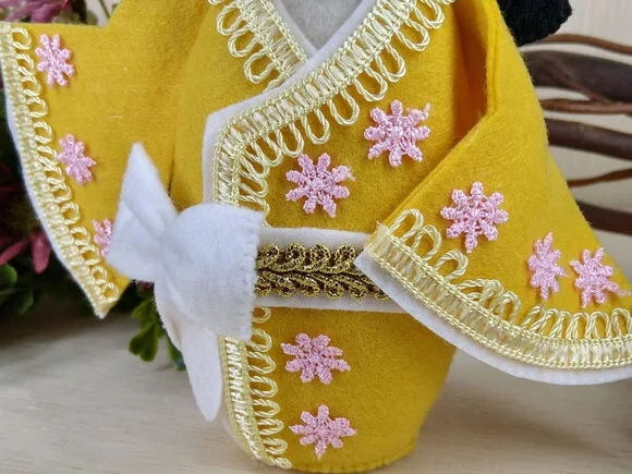 Boneca Kokeshi em feltro - 20 cm