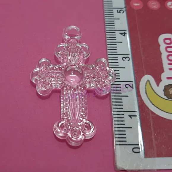 Pingente Cruz Detalhada de Acrílico 4cm Pct 10 Unidades