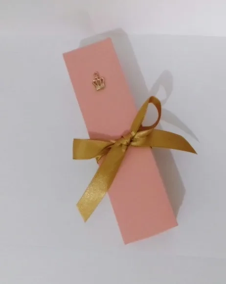 Convite pergaminho na caixa Princesa coroa realeza
