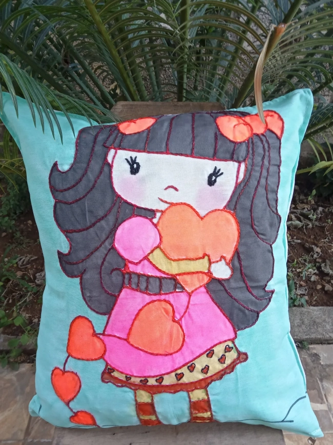 Almofada menina amorosa