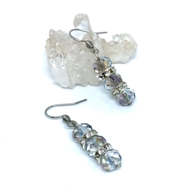 Brinco Aço Cirúrgico Antialérgico Cristal Cinza Azulado efeito Furta-cor Aurora Boreal e strass