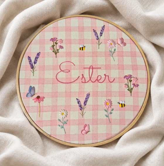 Porta Maternidade Xadrez Rosa com Nome | Flores e Borboletas Bordadas à Mão