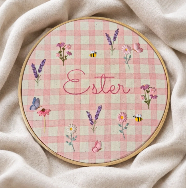 Porta Maternidade Xadrez Rosa com Nome | Flores e Borboletas Bordadas à Mão