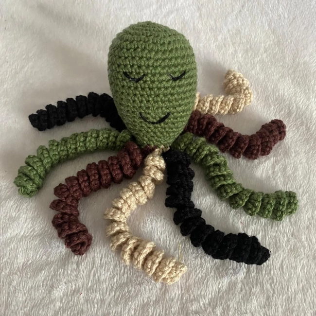 Polvo amigurumi neutro
