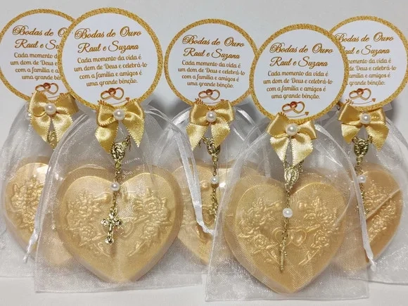 Lembrancinha Bodas de Ouro: Sabonete Coração com Mini Terço