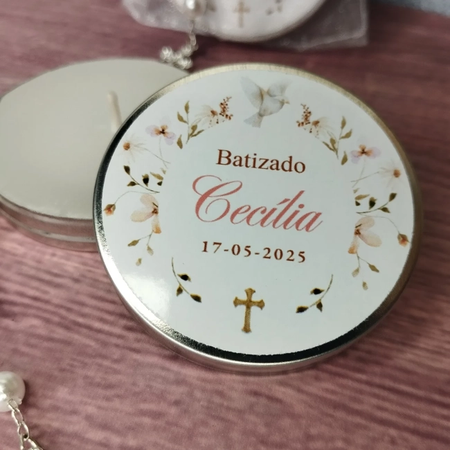 20 Unidades de Lembrancinha Batizado Vela Aromática na Latinha com Terço e Saco do Organza - Trabalhamos com qualquer tema - Informar o tema no chat