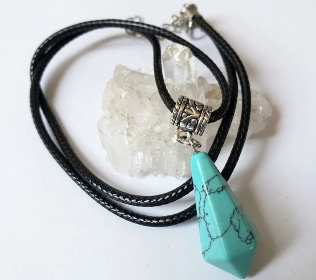 Colar Cordão com Pingente Pêndulo – Escolha a Sua Pedra!
