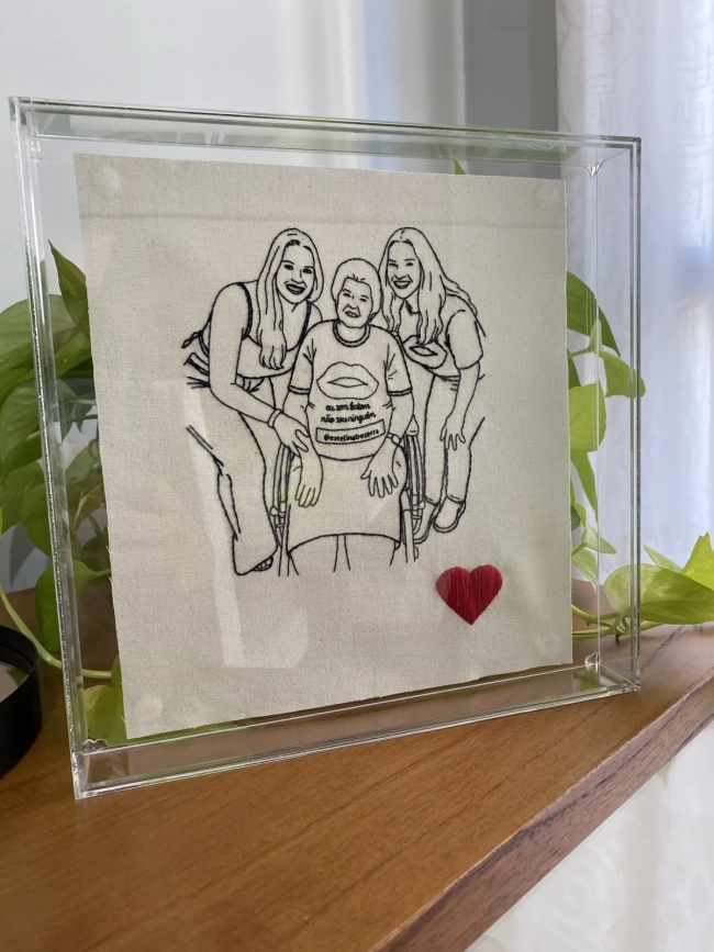 Caixa acrílica com foto bordada