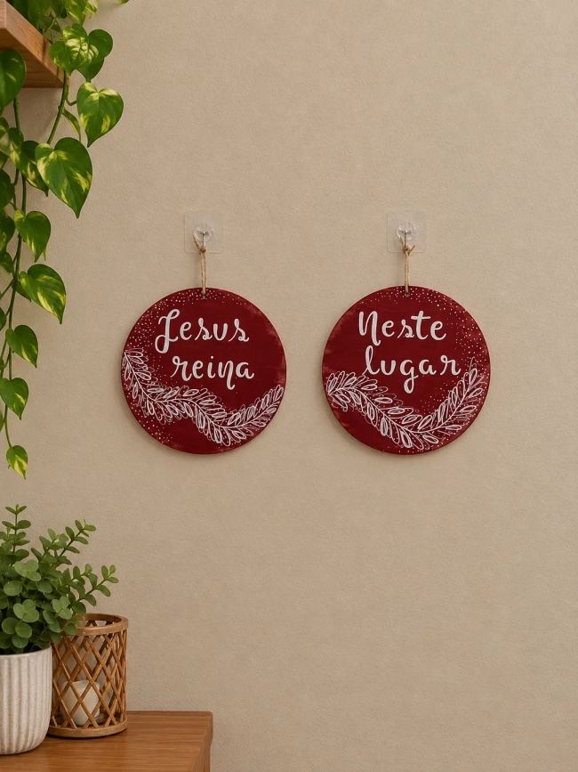 Kit 2 Placas Decorativas Parede Jesus Reina Neste Lugar MDF 20cm