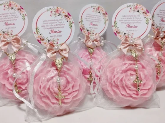 Lembrancinha 80 Anos: Sabonete Flor Peônia com Mini Terço