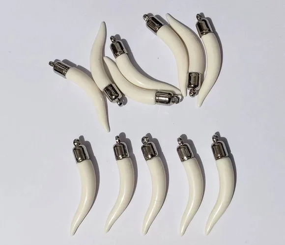 Pingente Dente de Osso Acrílico 4,8cm Pacote com 10 Unidades