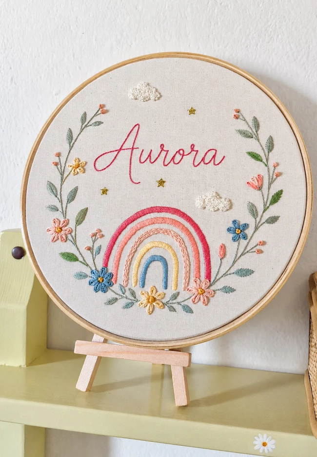 Porta Maternidade Arco-Íris com Nome | Bordado à Mão Personalizado