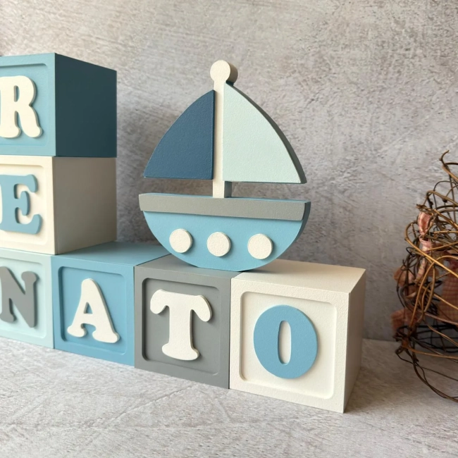 Barquinho Enfeite + Nomes em Cubo - Decoração Bebê 8x8cm