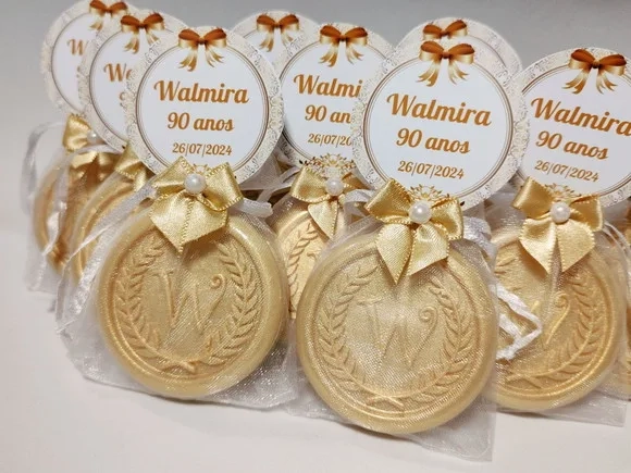 Lembrancinha 90 Anos: Sabonete Letra Inicial Personalizada