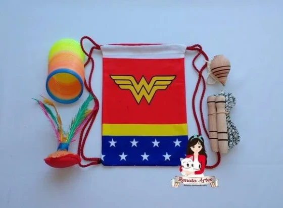 Mochila Boa Infância Tema Mulher Maravilha Símbolo