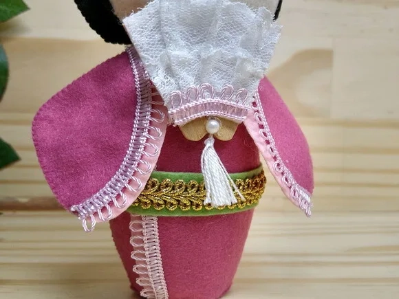 Boneca Kokeshi em feltro - 20 cm