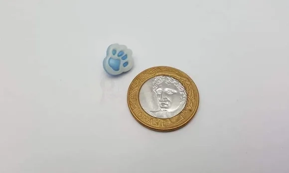Aplique Botão de Patinha Azul de 1,3cm - 20 unidades