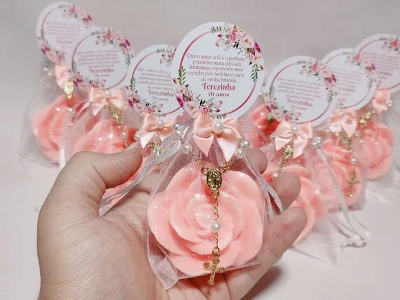 Lembrancinha 70 Anos: Sabonete Rosa Luxo com Mini Terço