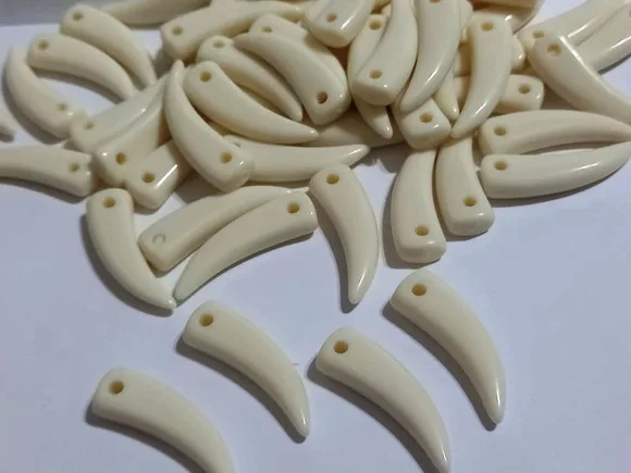 Dente de Sabre Pingente 3,4cm Pacote 12 Unidades