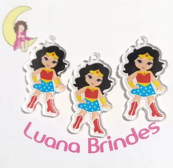 Pingente Mulher Maravilha de Acrílico Adesivado 4cm - 1 Peça