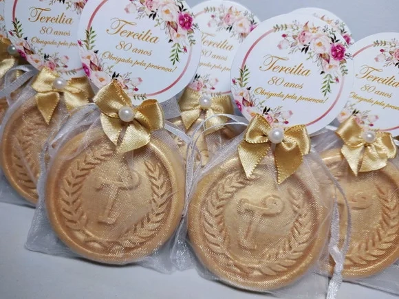 Lembrancinha 80 Anos: Sabonete Letra Inicial Personalizada
