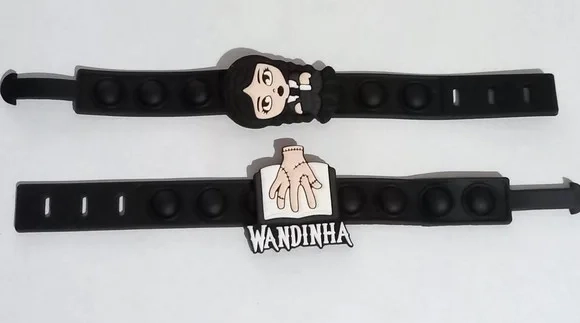 Pulseira Wandinha Addams e Mãozinha Emborrachada
