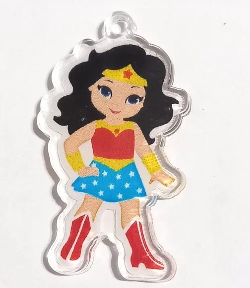 Pingente Mulher Maravilha de Acrílico Adesivado 4cm - 1 Peça