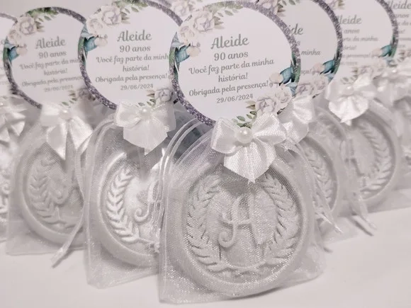 Lembrancinha 90 Anos: Sabonete Letra Inicial Personalizada