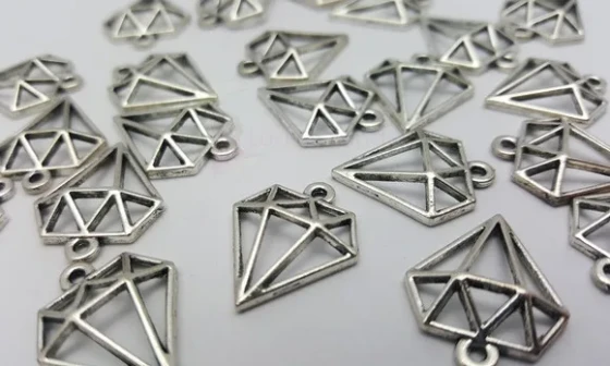 Pingente de Diamante Prateado de 1,9cm - 12 Unidades